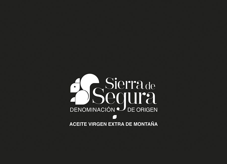 
Calidad Certificada
Nuestros vírgenes extra son 100% PICUALES y provienen de OLIVARES DE ALTA MONTAÑA tal y como certifica la D.O. Sierra de Segura.